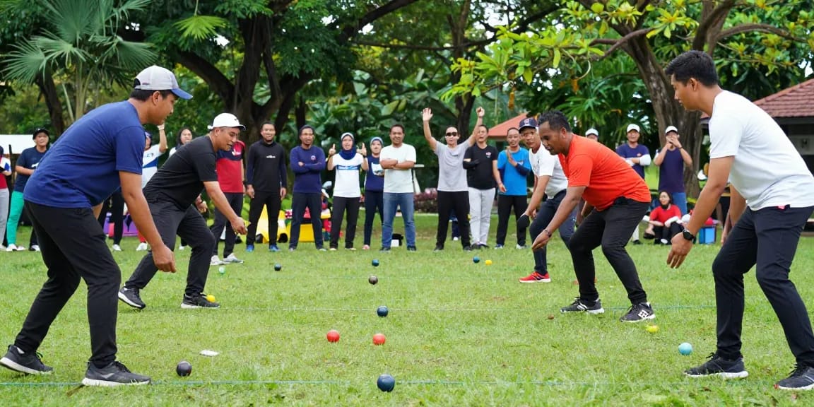 Suasana permainan petanque outdoor oleh anggota FOPI Kota Tarakan, menunjukkan semangat komunitas, fopikotatarakan.org.