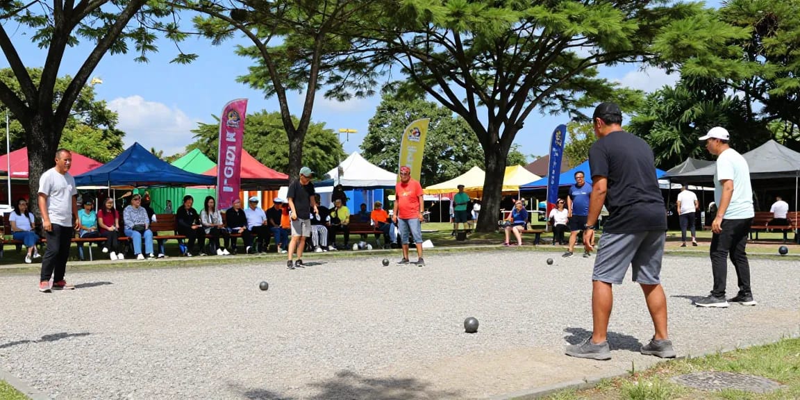 Aktivitas olahraga petanque di fopikotatomohon.org dengan pemain dan penonton menikmati suasana komunitas.